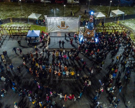 Дълго хоро се изви в Тракия! Запалиха светлините на коледното дръвче