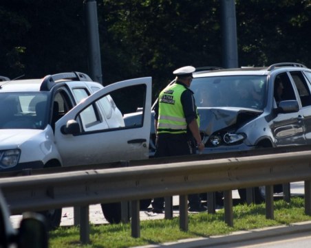 Два автомобила катастрофираха край Пазарджик, щетите са големи