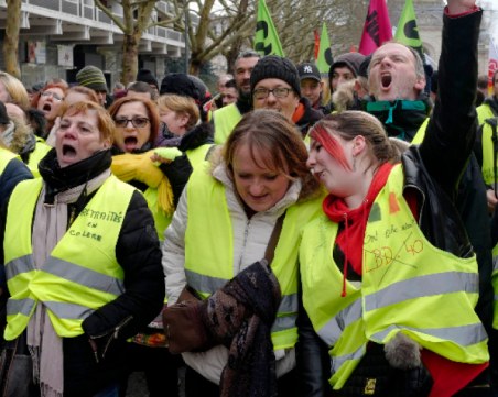 Генерална стачка блокира Франция! Анулираха полети, затвориха училища