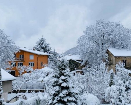 Пловдивско село осъмна под снежен похлупак! Зимата го завладя