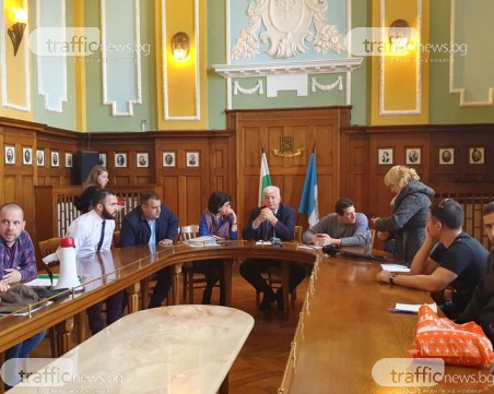 Тристранна среща между протестиращите, кмета и инвеститора търси решения за спора в 