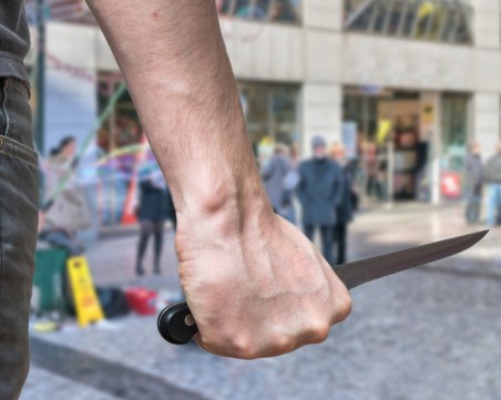 Мъж вади нож в столично заведение, заплашва сервитьорите