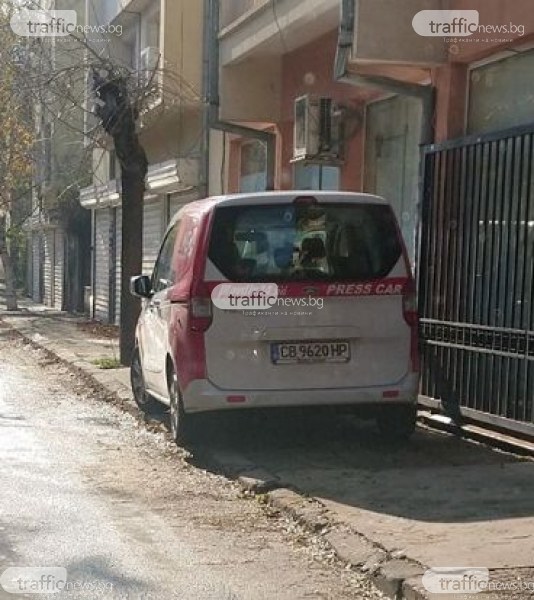 Репортерска кола окупира тротоар в Пловдив, затрудни жена с количка