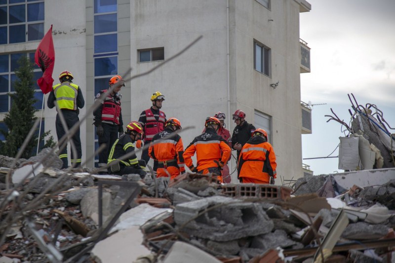 Български инженери оценяват сградите, пострадали от силния труса в Албания