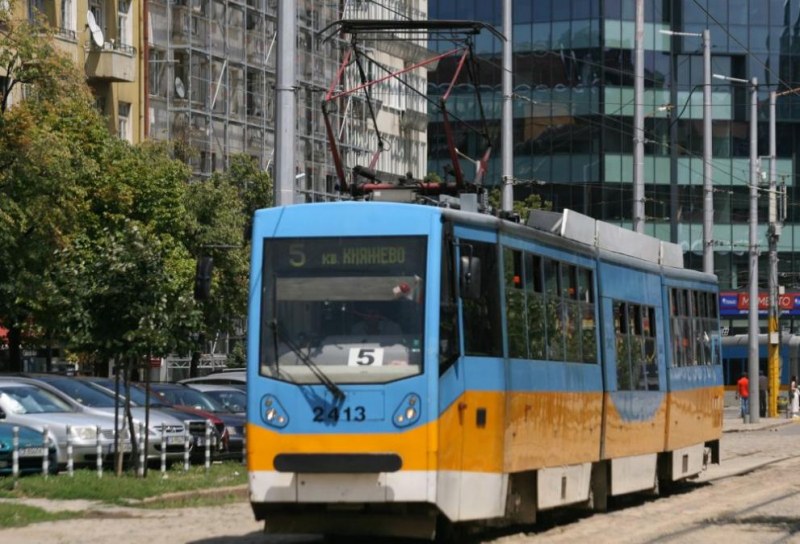 Баничарка се заби в трамвай №5 до Руски паметник в София