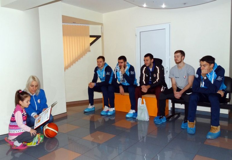 Баскетболистите на Академик Бултекс 99 зарадваха малките пациенти на пловдивска болница