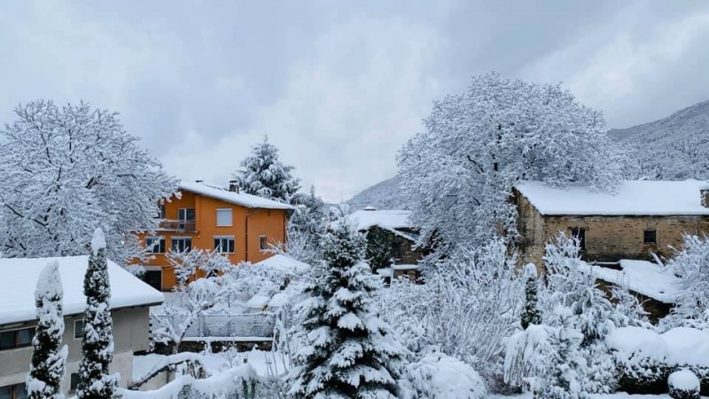 Пловдивско село осъмна под снежен похлупак! Зимата го завладя