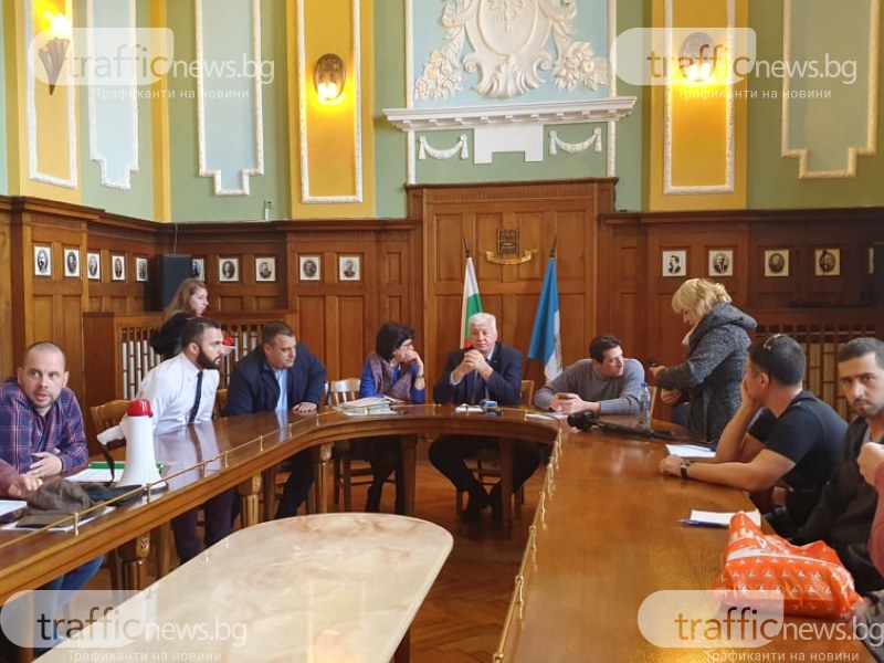 Тристранна среща между протестиращите, кмета и инвеститора търси решения за спора в 