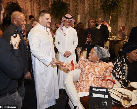 Анди Руис поздрави майката на Джошуа преди голямата битка