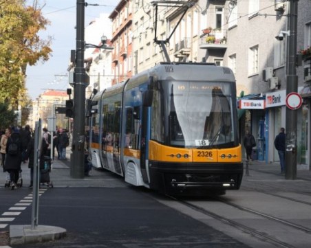 Бус се  блъсна в трамвай в София