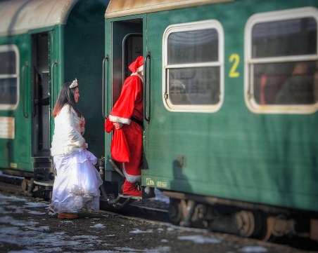 Дядо Коледа и Снежанка пътуват с влак от Септември до Добринище