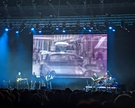 Стотици се смеят и плачат с