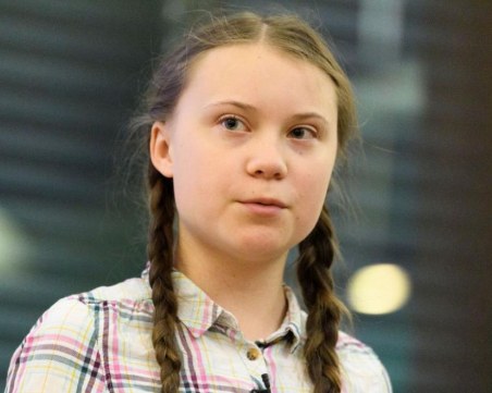 Изведоха Грета Тунберг от протеста в Мадрид заради заплаха за сигурността й