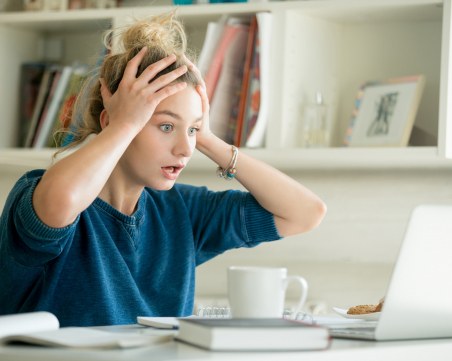 Кои са специалностите, които създават най-много безработни у нас и колко пари взимат завършилите?