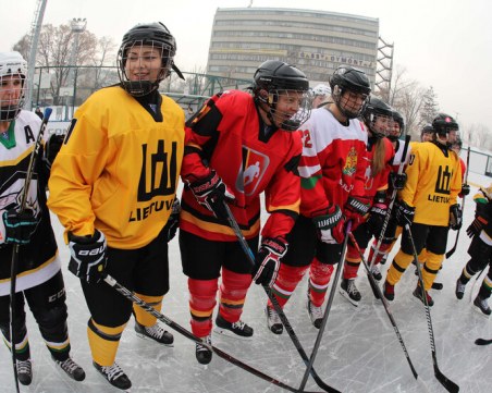Ледена приказка в столицата! Отборът по хокей откри зимната пързалка