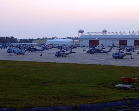 Трима убити при стрелба във военноморска база