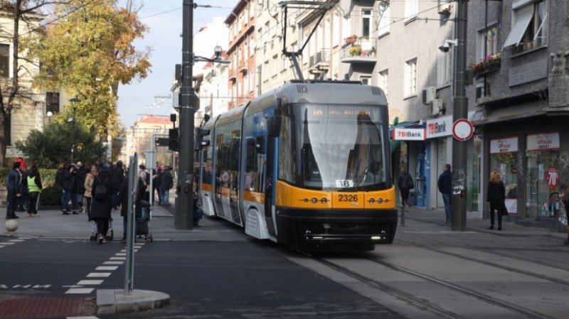 Бус се  блъсна в трамвай в София