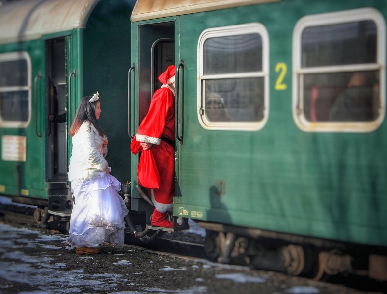 Дядо Коледа и Снежанка пътуват с влак от Септември до Добринище