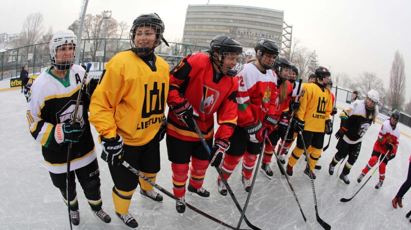 Ледена приказка в столицата! Отборът по хокей откри зимната пързалка