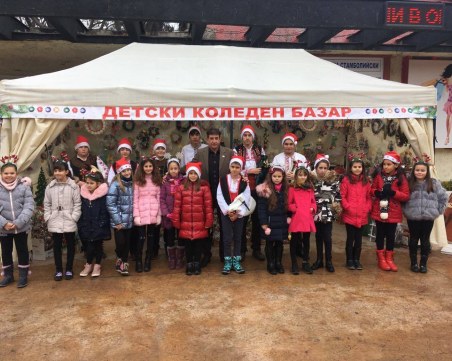 Деца измайсториха коледни сувенири, наредиха базар в Стамболийски