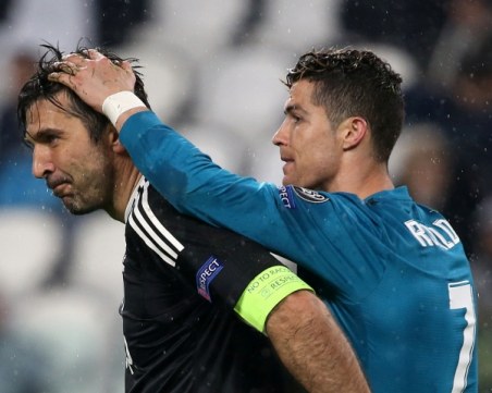 Роналдо и Буфон зарадваха албански деца, пострадали от земетресението