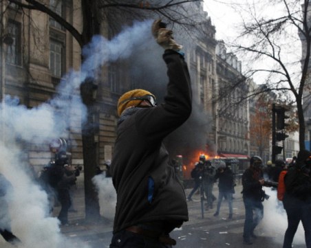 Стачки и протести блокират Франция