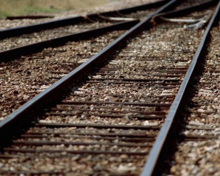 Влак дерайлира край Кърджали