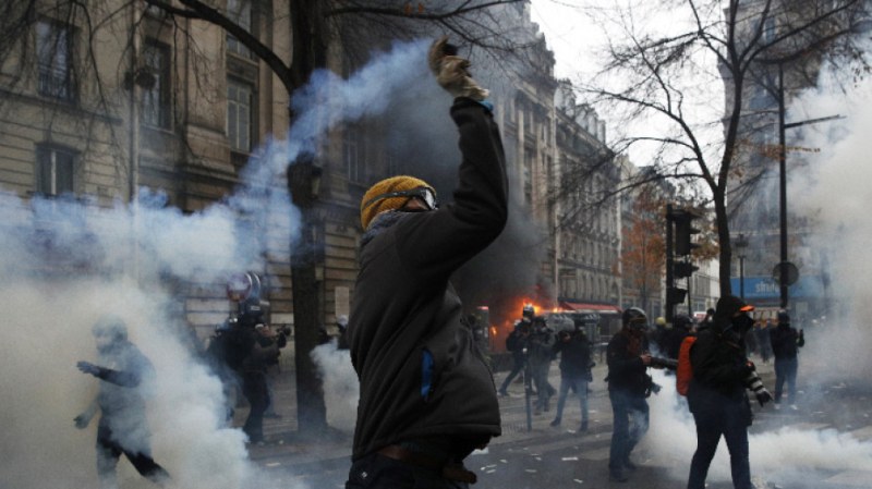 Стачки и протести блокират Франция