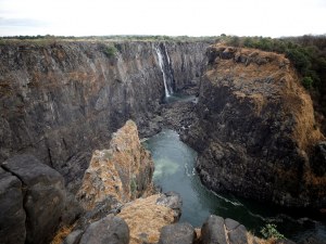 Величественият водопад Виктория почти пресъхна