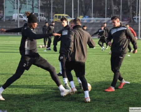 Акрапович и Езе се завръщат за Локо в Русе