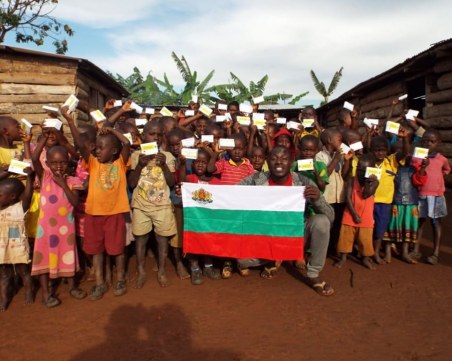 Различните млади: Българин дарява усмивки и храна на нуждаещи се деца в Африка