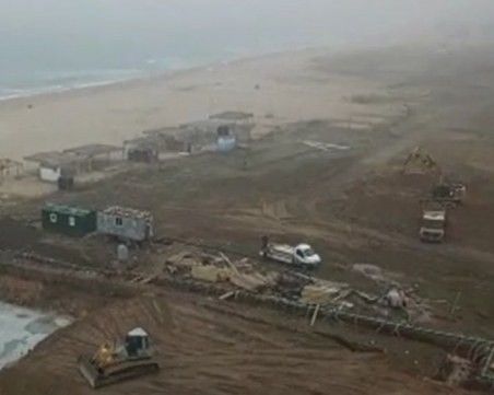 Нов бетон на метри от брега на морето в Синеморец