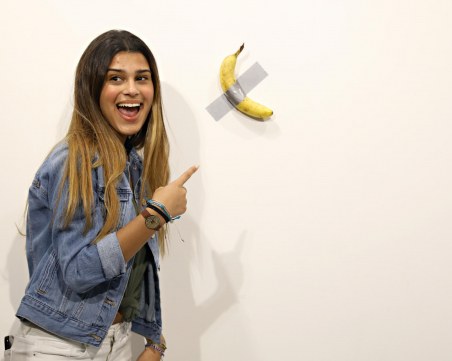 Продадоха банан, залепен на стена, за 120 хиляди долара