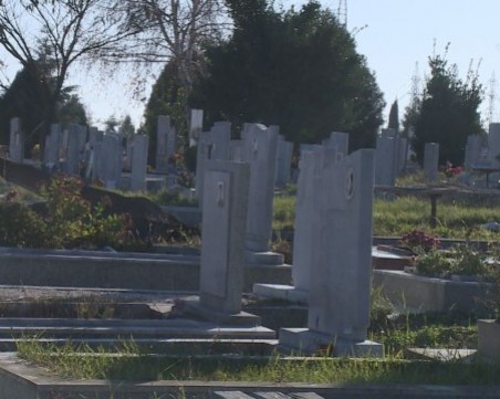 Война за мъртъвци! Погребални бюра дават по 200 лева, за да стигнат до опечалените