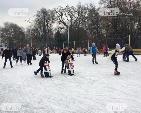 Забавления  на лед -  десетки пловдивчани превзеха ледената пързалка
