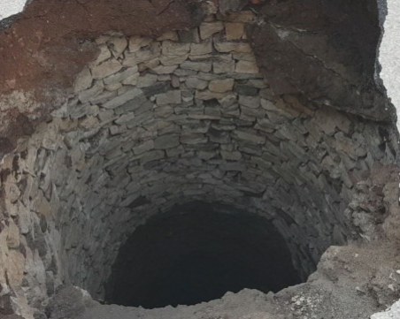 Асфалт пропадна във Враца, откри стар кладенец