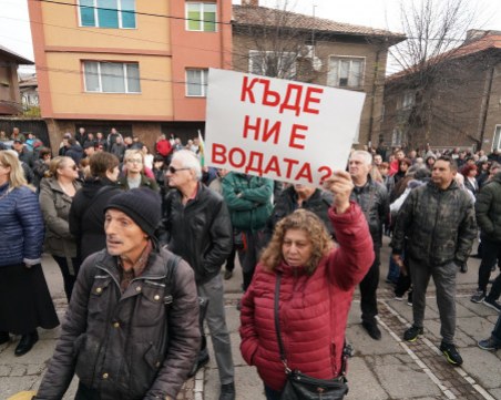 Без вода с дни! Перничани заплашват с блокада на пътя за Гърция