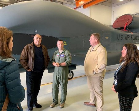 Борисов се качи на борда на американския самолетоносач на ВМС 