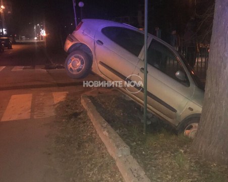 Кола излетя от пътя в Казанлък