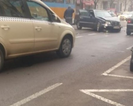 Мерцедес се заби в трамвай до Петте кьошета в София