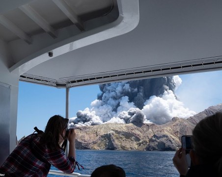 Поне един загинал на вулкана в Нова Зеландия - ето как изригва