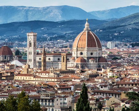 Разрушени сгради и прекъснати жп линии след трусът във Флоренция