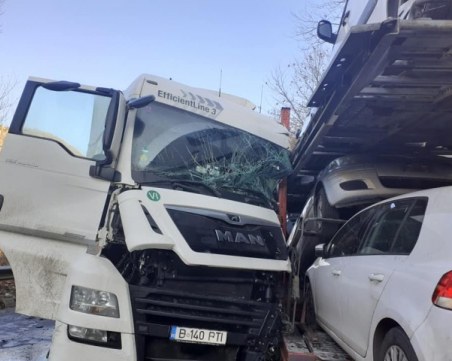 Тежка катастрофа блокира Кресненското дефиле, има заклещени хора