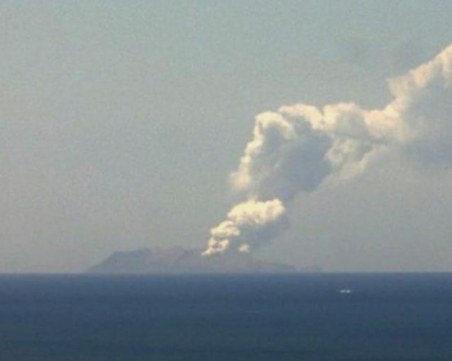 Вулкан изригна в Нова Зеландия, в района е имало над 100 туристи