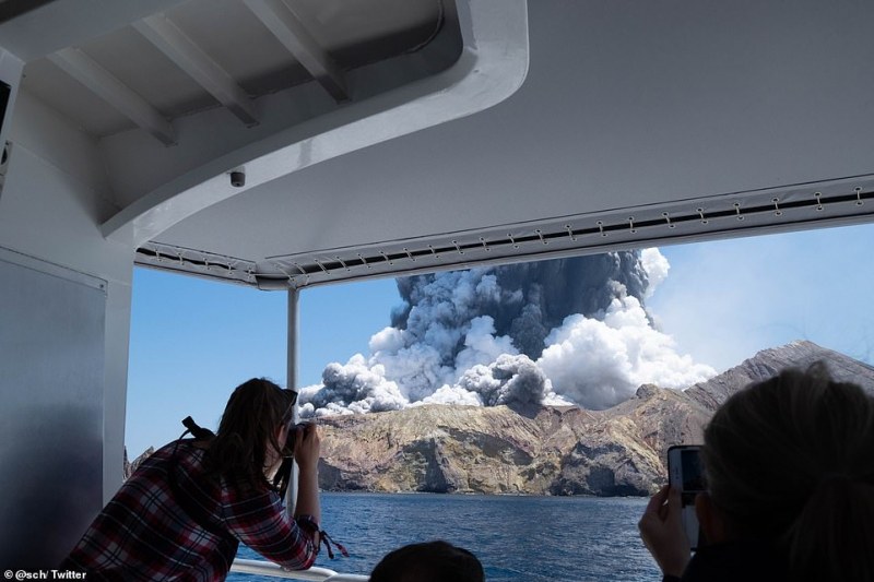 Поне един загинал на вулкана в Нова Зеландия - ето как изригва