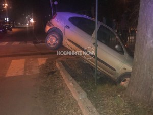 Кола излетя от пътя в Казанлък