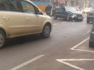 Мерцедес се заби в трамвай до Петте кьошета в София