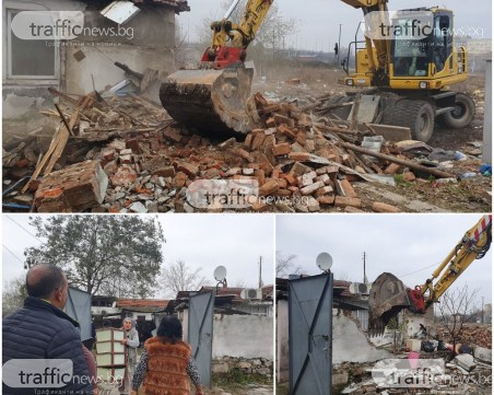 Акцията продължава: Багер удари втора къща в Армана, обитателите - още вътре