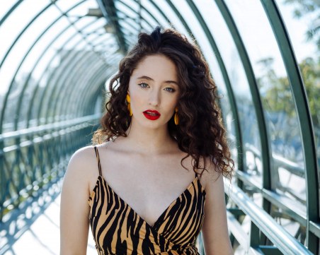 Алма изпълнява опасни каскади във видеото към новата си песен