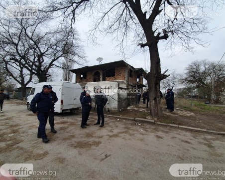 Багери влязоха в пловдивската Арман махала, бутат наред незаконни къщи
